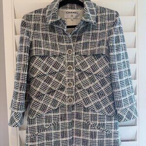 CHANEL WHITE/NAVY MULTI CC LOGO BUTTONED METALLIC DETAIL TWEED JACKET